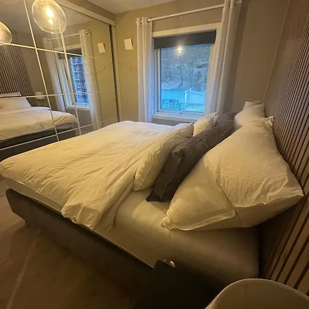 Cozy Modern With Stunning Views & Location Apartment *