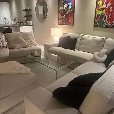 Cozy Modern With Stunning Views & Location *