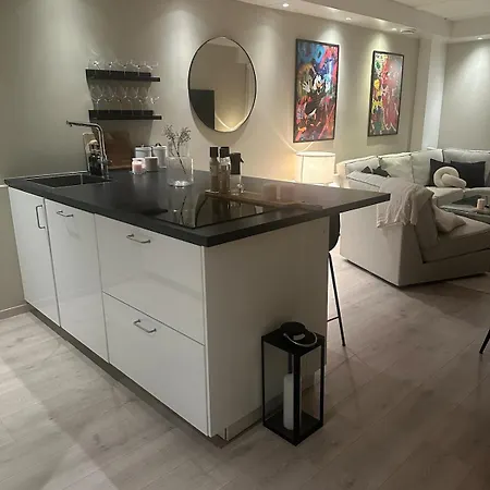 Cozy Modern With Stunning Views & Location *