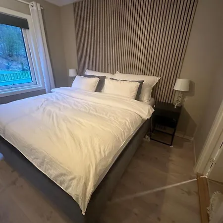 Cozy Modern With Stunning Views & Location アパート